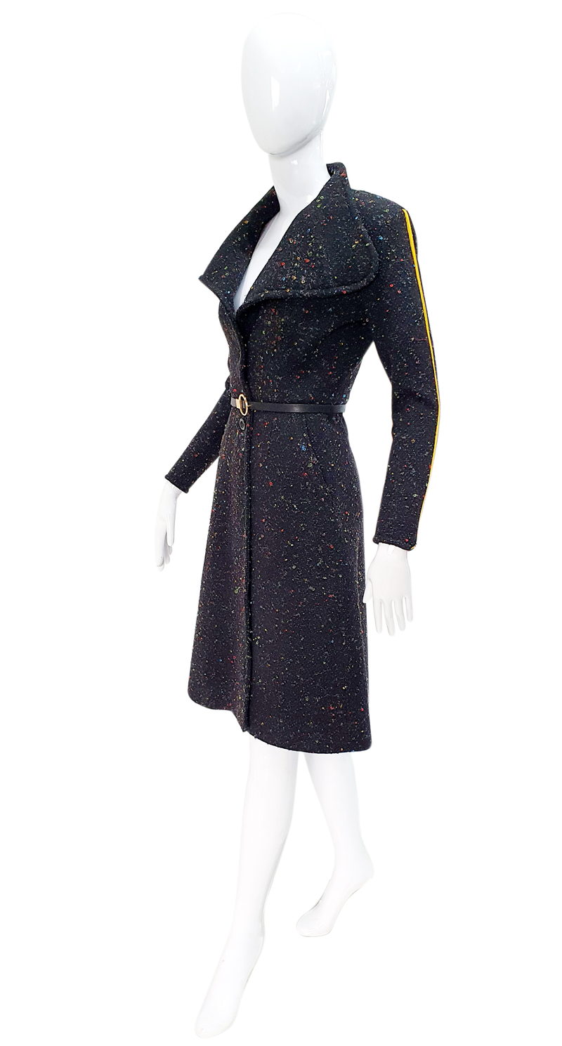 Elegant and classic minidress style coat.