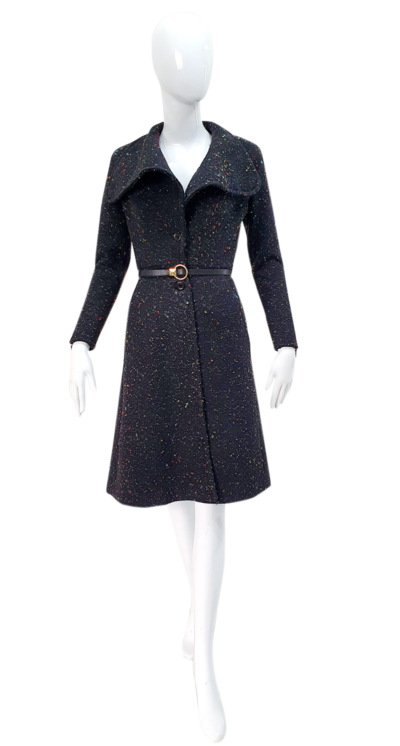 Elegant and classic minidress style coat.